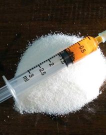 La heroína, también conocida como diacetilmorfina y diamorfina, entre otros nombres, es una sustancia opioide morfinana sintetizada a partir del látex seco de la planta Papaver somniferum y se utiliza principalmente como droga recreativa por sus efectos eufóricos. La diamorfina de grado médico se utiliza como sal clorhidrato pura.